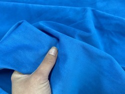 Détail peau de veau velours bleu - maroquinerie - ameublement - Cuir en stock