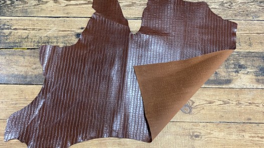 Recto verso cuir de vachette grain façon crocodile - brun acajou - maroquinerie - ameublement - cuir en stock
