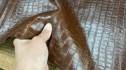 Détail cuir de vachette grain façon crocodile - brun acajou - maroquinerie - ameublement - Cuir en stock