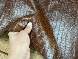 Détail cuir de vachette grain façon crocodile - brun acajou - maroquinerie - ameublement - Cuir en stock