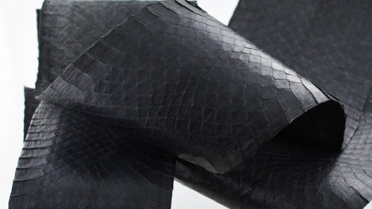 Cuir exotique vente peau de serpent noir mat - Cuir en Stock