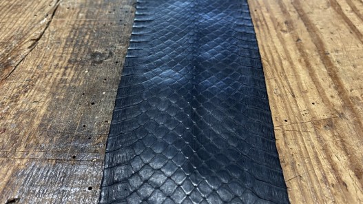 Cuir de serpent cobra - noir mat - peau exotique - maroquinerie - bijoux - Cuirenstock
