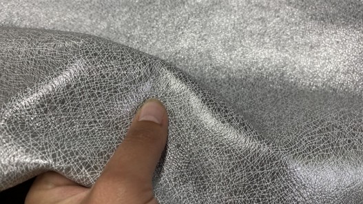 Détail cuir grain spider gris métallisé argent - maroquinerie - Cuir en stock