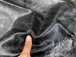 Détail peau de cuir de mouton satiné noir - maroquinerie - Cuir en stock
