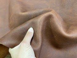 Détail peau cuir de vachette pull up brun rouge cuir en stock