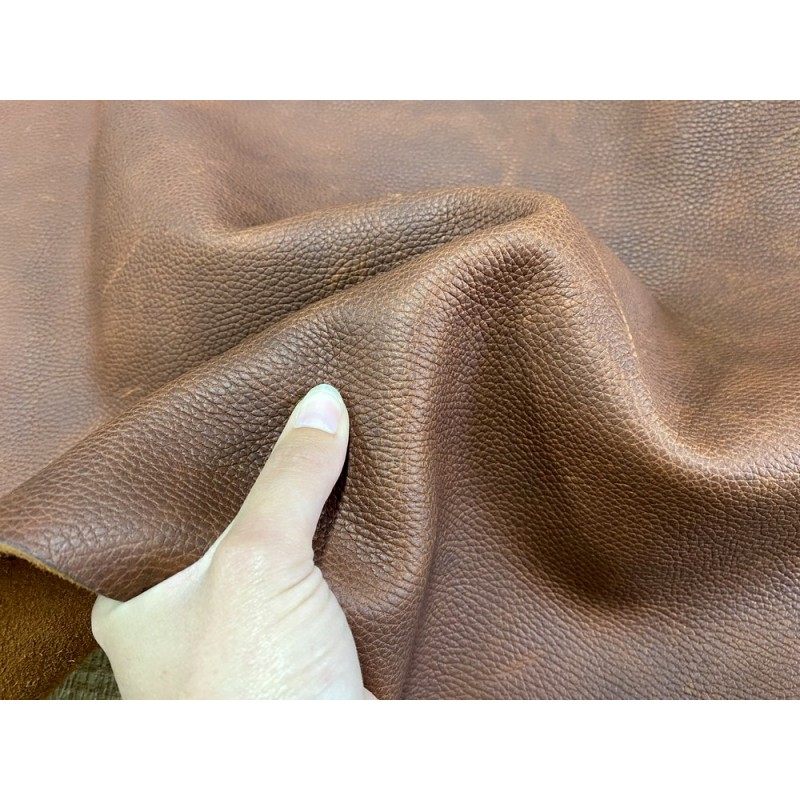 Détail peau de cuir de vachette ciré pullup brun rouge maroquinerie Cuir en Stock