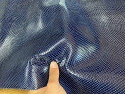 Détail peau de cuir de vachette grain façon serpent - bleu - maroquinerie - Cuir en stock