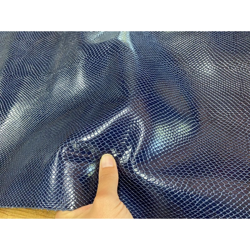 Détail peau de cuir de vachette grain façon serpent - bleu - maroquinerie - Cuir en stock