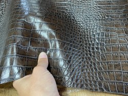 Détail cuir de veau façon crocodile marron - maroquinerie - cuir en stock