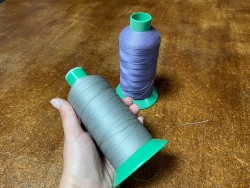 Lot de 2 bobines de fil taille 61 - couture machine - violet et gris - promotion - Cuir en stock