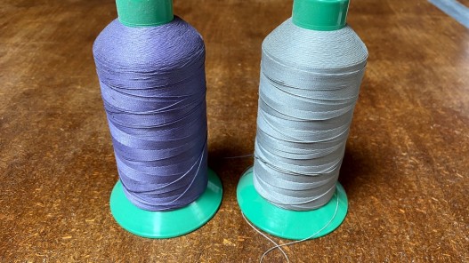 Lot de 2 bobines de fil taille 61 - couture machine - violet et gris - promotion - cuir en stock