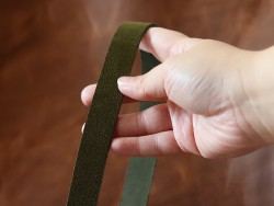 Détail bande de cuir souple double croupon velours vert olive - Cuir en stock