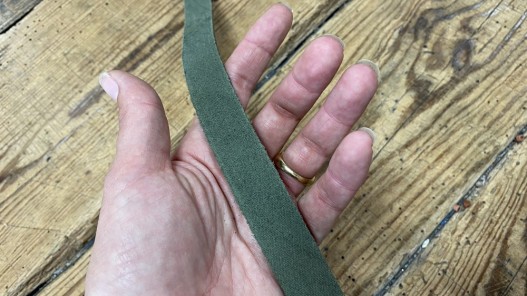 Envers bande de cuir souple velours vert kaki - cuirenstock