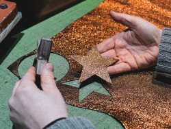 Découpe morceau de cuir à la presse - Losanges - Atelier Cuir en Stock