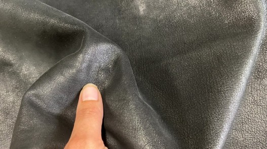 détail peau de cuir de chèvre nubuck ciré noir - maroquinerie - Cuir en stock