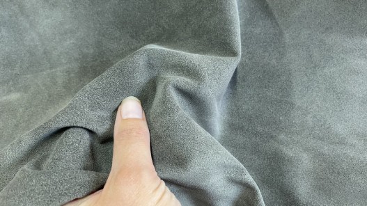 Détail peau de veau velours gris - maroquinerie - vêtement - ameublement - Cuir en stock