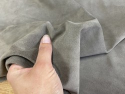 Détail peau de veau velours gris taupe - maroquinerie - vêtement - ameublement - Cuir en stock
