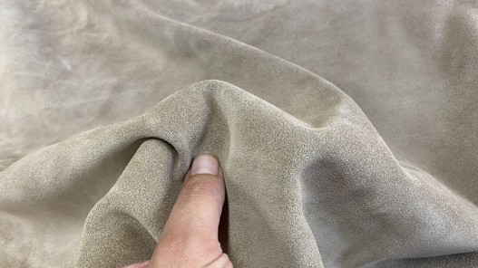 Détail peau de veau velours beige sable - maroquinerie, vêtement - Cuir en stock