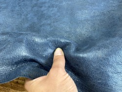 Détail peau de cuir de mouton - effet vieilli bleu - maroquinerie - Cuir en stock
