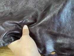 Détail cuir de buffle bordeaux - maroquinerie - Cuir en stock