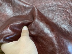 Détail peau de cuir de buffle brun rouge - maroquinerie - Cuir en stock