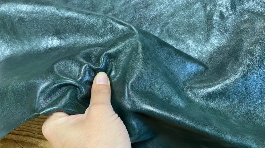Détail peau de cuir de buffle vert forêt - maroquinerie - Cuir en stock