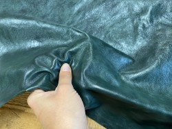 Détail peau de cuir de buffle vert forêt - maroquinerie - Cuir en stock