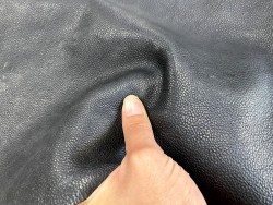 Grand morceau de cuir gras - vachette noir pullup - maroquinerie - Cuir en stock