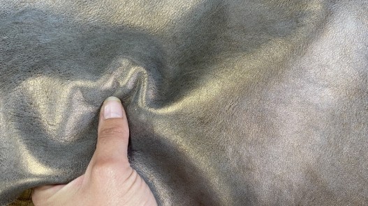 Détail peau de veau lisse bronze métallisé Cuir en stock