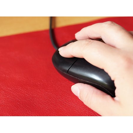 idée cadeau déco bureau tapis de souris cuir de vache rouge Cuirenstock