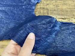 Détail cuir d'autruche bleu marine picots luxe cuir en stock
