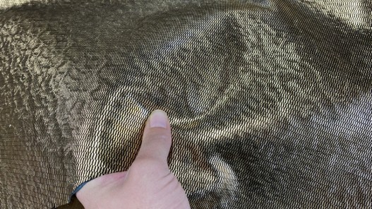 Détail peau de cuir de chèvre métallisé pailleté gold - cuir en stock