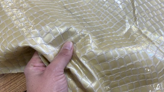 Détail peau de cuir de vache grain façon crocodile vernis jaune pâle Cuirenstock