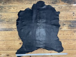 Peau de cuir de chèvre nubuck ciré noir imprimée façon caïman - cuir en Stock