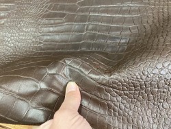 Peau de cuir de chèvre nubuck ciré marron imprimée façon caïman - cuir en stock