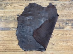 Peau de cuir de chèvre nubuck ciré marron imprimée façon caïman - cuirenstock