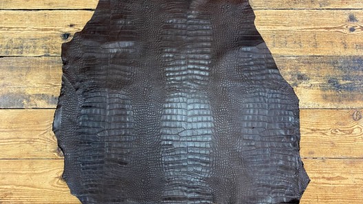 Peau de cuir de chèvre nubuck ciré marron imprimée façon caïman - cuir en Stock