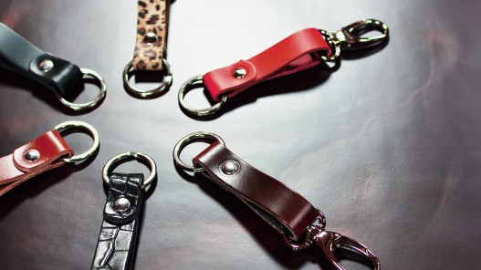 Porte clés en cuir avec mousqueton -idée cadeau - goodies - cuir en stock