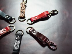 Porte clés en cuir avec mousqueton -idée cadeau - goodies - cuir en stock