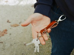 Porte clés en cuir avec mousqueton -idée cadeau - goodies - Cuirenstock