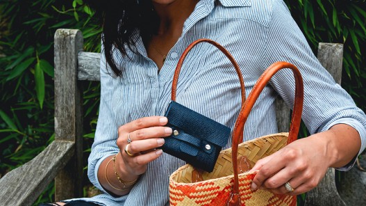 Petit accessoire de maroquinerie - Porte-cartes pour femme bleu marine et doré artisanal - Cuir en Stock