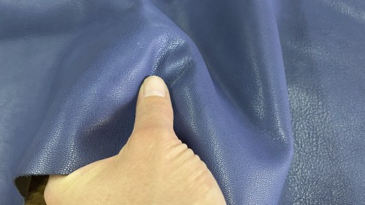 Détail peau de cuir de chèvre nappa bleu maroquinerie Cuir en stock