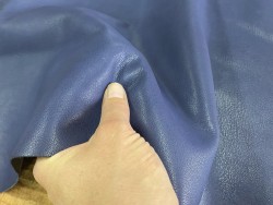 Détail peau de cuir de chèvre nappa bleu maroquinerie Cuir en stock