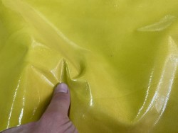 Détail peau de cuir de chèvre glossy jaune - maroquinerie accessoire - Cuir en stock