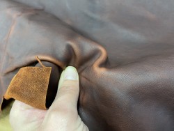 Détail cuir de veau pullup brun roux - maroquinerie - ameublement - Cuir en stock