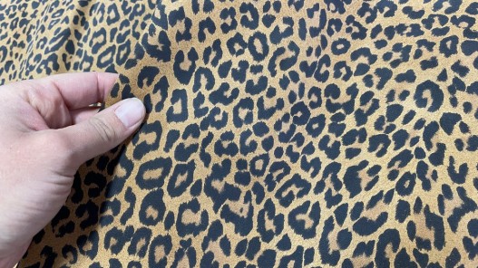 Détail peau de cuir de veau velours façon léopard - maroquinerie - cuir en stock