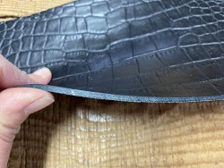 Morceau de collet végétal noir - grain façon crocodile - cuir en stock