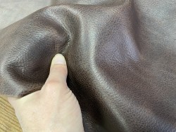 Détail peau de cuir de vachette ciré pullup brun chocolat - maroquinerie - Cuir en stock