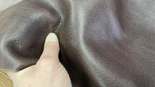 Détail peau de cuir de vachette ciré pullup brun chocolat - maroquinerie - Cuir en stock