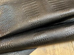 Peau de cuir de mouton tannage végétal façon crocodile noir - cuir en stock